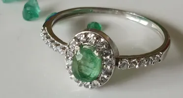 Anel luxo com esmeralda natural