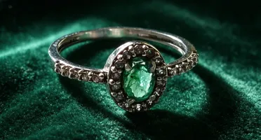 Anel luxo com esmeralda natural