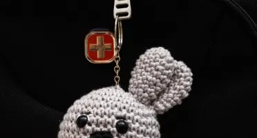 Chaveiro Cabeça de Coelho Cinza em Amigurumi