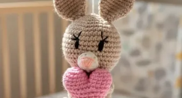 Móbile Coelhinhos com Coração em Amigurumi