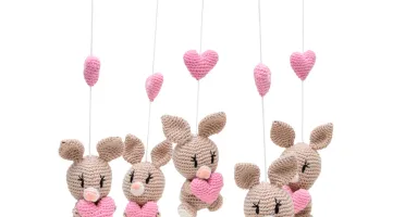 Móbile Coelhinhos com Coração em Amigurumi