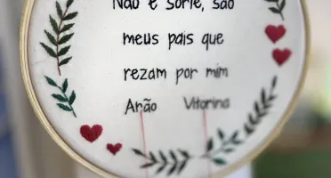 Presente católico - bordado em bastidor
