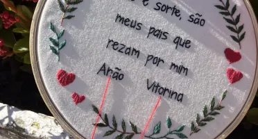 Presente católico - bordado em bastidor