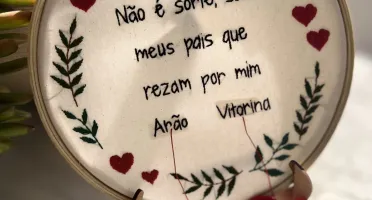 Presente católico - bordado em bastidor