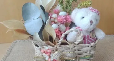 Mini sacolinha com buque e ursinha de pelucia