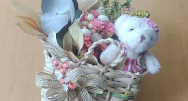 Mini sacolinha com buque e ursinha de pelucia