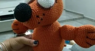 Cachorrinho Linguiça Amigurumi