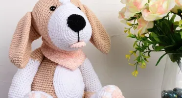 Cachorro Beagle lenço rosa em amigurumi