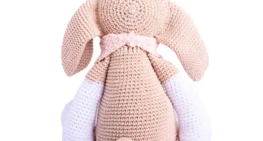 Cachorro Beagle lenço rosa em amigurumi