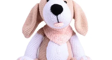 Cachorro Beagle lenço rosa em amigurumi