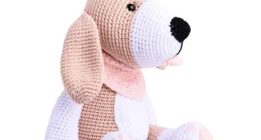 Cachorro Beagle lenço rosa em amigurumi
