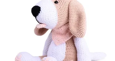 Cachorro Beagle lenço rosa em amigurumi