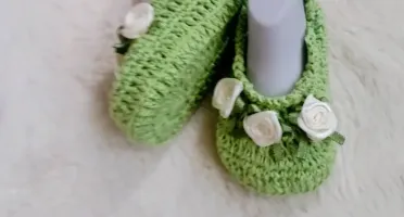 Kit Sapatinho Verde e Faixa com Flores