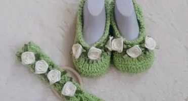 Kit Sapatinho Verde e Faixa com Flores