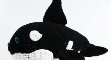 Orca peso de porta em amigurumi