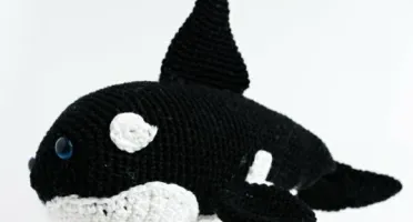 Orca peso de porta em amigurumi