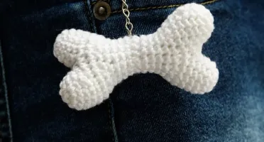 Chaveiro ossinho em amigurumi