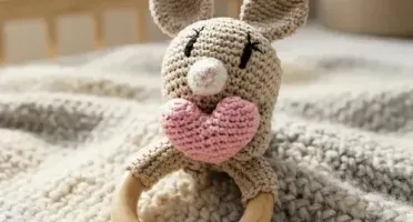 Mordedor Coelho Rosa Coração Amigurumi
