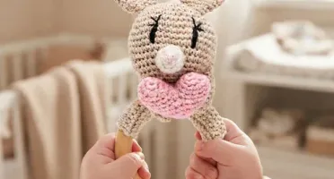 Mordedor Coelho Rosa Coração Amigurumi