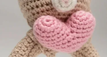 Mordedor Coelho Rosa Coração Amigurumi