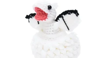 Ovo com filhote de Dragão branco em amigurumi