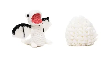 Ovo com filhote de Dragão branco em amigurumi