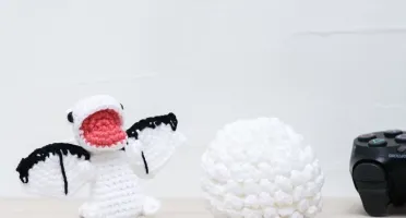Ovo com filhote de Dragão branco em amigurumi
