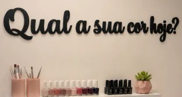Frase Qual a Sua Cor Hoje em MDF Preto 80 x 10 cm