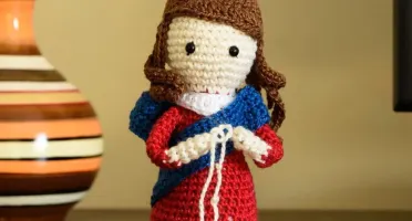Nossa Senhora Desatadora de nós em amigurumi