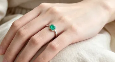 Anel feminino com esmeralda natural.
