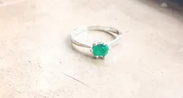 Anel feminino com esmeralda natural.