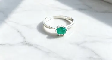 Anel feminino com esmeralda natural.