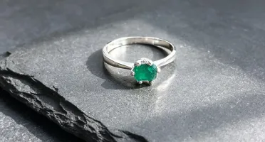 Anel feminino com esmeralda natural.