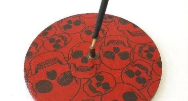 Porta Incenso Caveira Vermelha