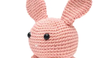 Coelho bola salmão em amigurumi