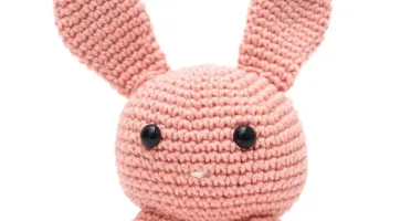 Coelho bola salmão em amigurumi