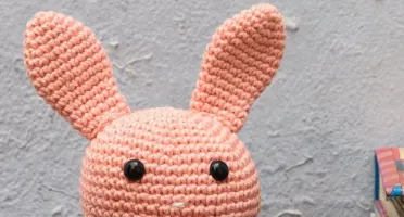 Coelho bola salmão em amigurumi