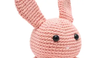 Coelho bola salmão em amigurumi