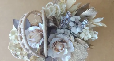 Mini Cesta picnic decorada com flores nude