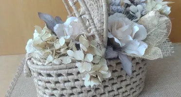Mini Cesta picnic decorada com flores nude