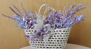 Sacolinha com buque de lavandas desidratadas