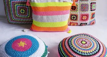 Capa de Almofada Dupla Face Neon em Crochê
