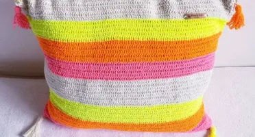 Capa de Almofada Dupla Face Neon em Crochê