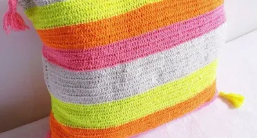Capa de Almofada Dupla Face Neon em Crochê