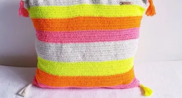 Capa de Almofada Dupla Face Neon em Crochê