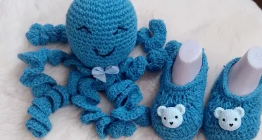 Kit Sapatinho e Polvo Azul de Crochê