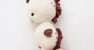 Cavalo-Marinho com Detalhe Marrom em Crochê Amigurumi