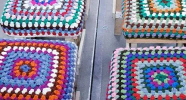 Capa para Banqueta Quadrada em Crochê