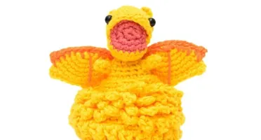 Ovo com filhote de Dragão amarelo em amigurumi
