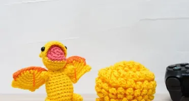 Ovo com filhote de Dragão amarelo em amigurumi